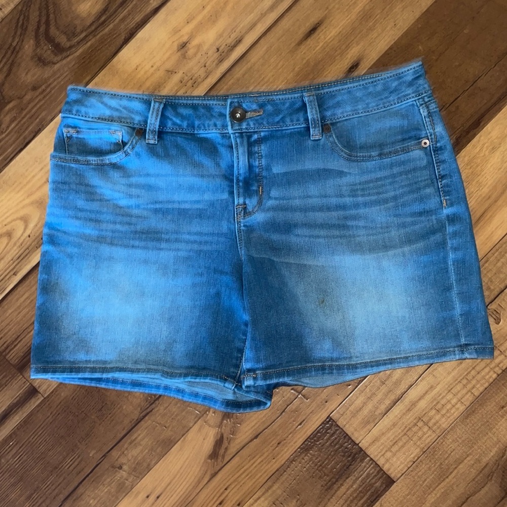 Stylus light wash denim shorts size 10